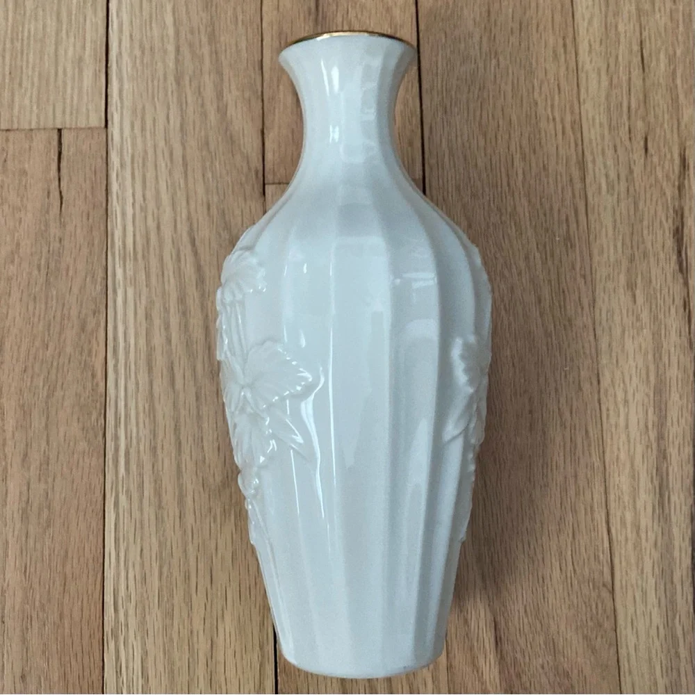Vintage 80’s Lenox Classic Off White Porcelain Bud Vase with 24K Gold Trim.